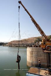 Image du Maroc Professionnelle de  Un ouvrier s'active sur un engin servant au  nettoyage du Barrage Machraa Hamadi dont la capacité est de 42 Millions de m3, est construit sur l'Oued Moulouya, il permet, depuis 1956, d'approvisionner la région et d'irriguer les terres de cultures, ce barrage fournit en eau potable les ville de Nador, Oujda, il permet également l'approvisionnement des centre de Taourirte et El Aïoun Sidi Mellouk. Samedi 1er octobre 2005. (Photo / Abdeljalil Bounhar)